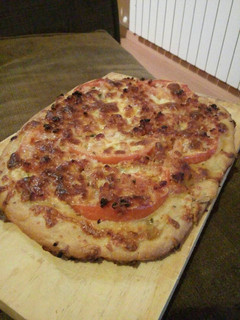 Una foto de Coca destapada de bacon y queso