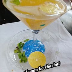 A picture of Gurr aur lemon ka sharbat.