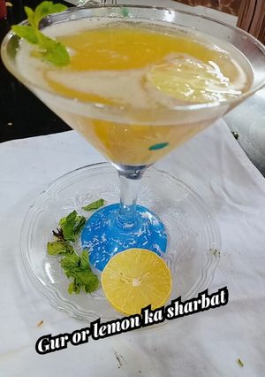 A picture of Gurr aur lemon ka sharbat.