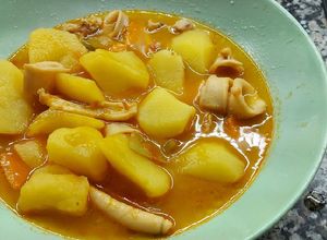 Una foto de Guisado de calamarcitos y patatas