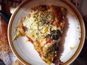 Una foto de huevo con peperoni