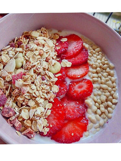 Una foto de Yogur, muesli y fresa