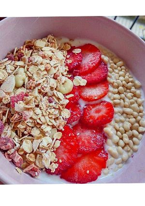 Una foto de Yogur, muesli y fresa