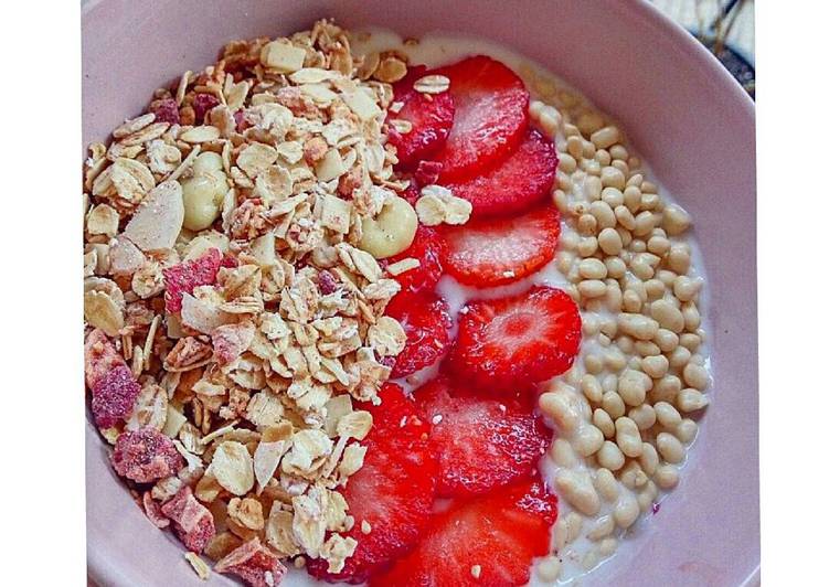 Yogur, muesli y fresa