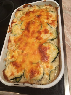 Sajtos-besameles rakott cukkini recept fotója