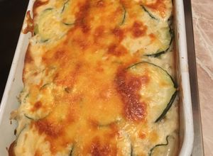 Sajtos-besameles rakott cukkini recept fotója