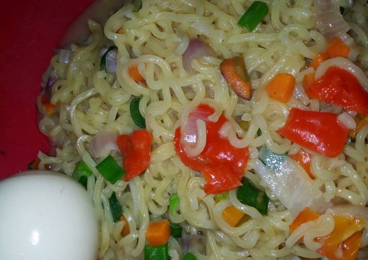 Vegetable noodles with boiled egg