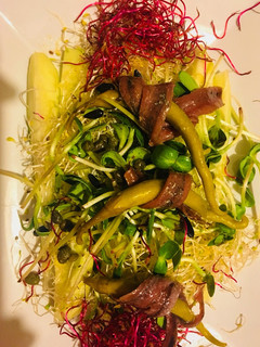 Una foto de Ensalada multicolor con anchoas