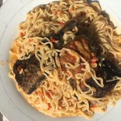A picture of Indomie and fried fish.