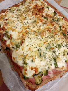 Una foto de Pizza integral de jamón York, brócoli y espinacas