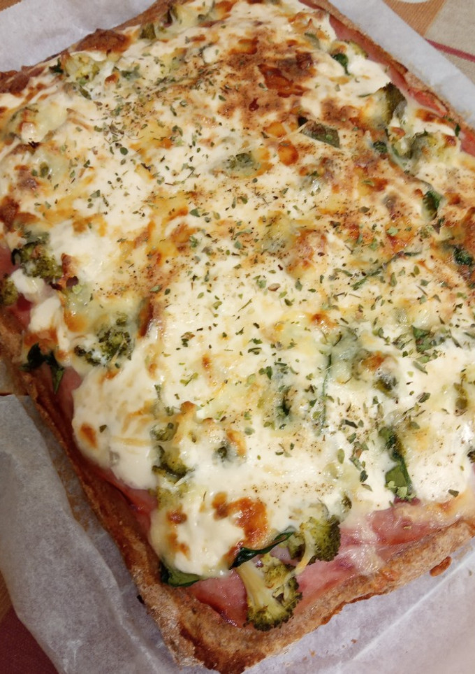 Una foto de Pizza integral de jamón York, brócoli y espinacas