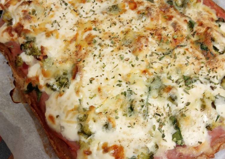 Pizza integral de jamón York, brócoli y espinacas