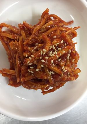 Hình của món Khô mực dẻo trộn với tương ớt (진미채 고추장무침).