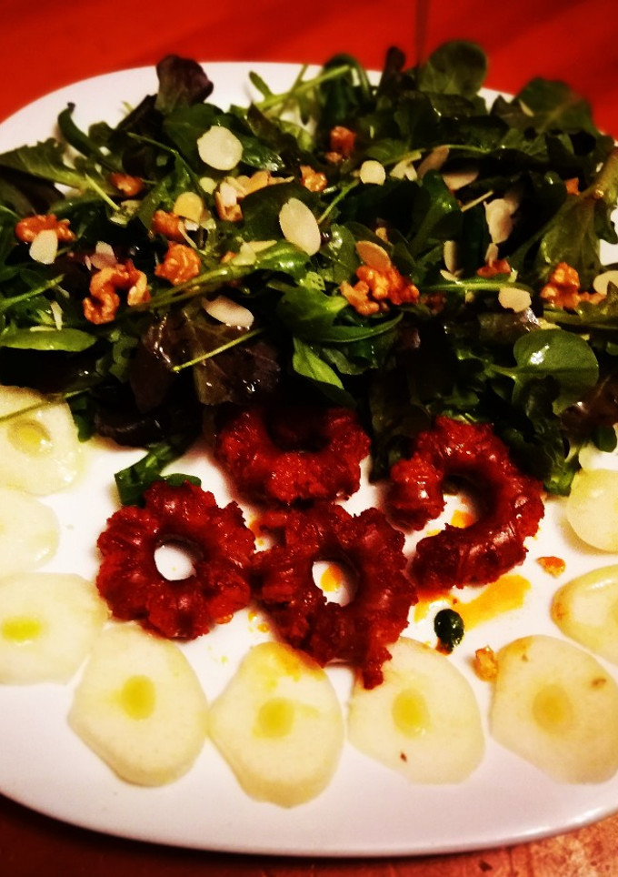 Una foto de Chistorra con brotes variados y ajo francés