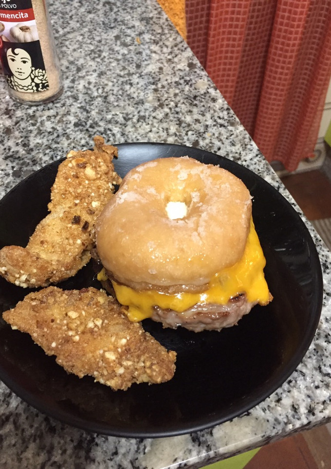 Una foto de Hamburguesa de Donut acompañado de pollo frito
