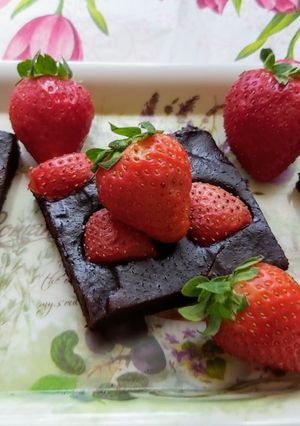 Brownie gyorsan kakaósan, eperrel 🍓🍫🍓 recept fotója