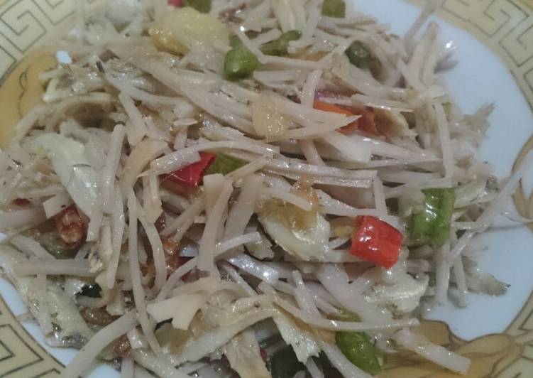 Proses memasak Tumis kulit singkong dan teri yang sempurna