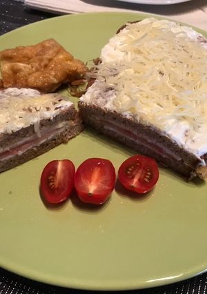 Sajtos-tejfölös, töltött bundáskenyér recept fotója