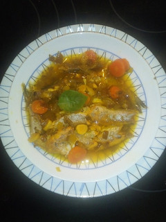 Una foto de Bacaladillas con refrito de verduras al vino