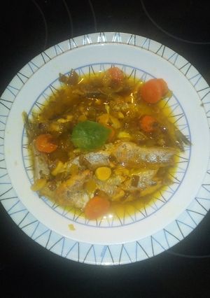 Una foto de Bacaladillas con refrito de verduras al vino