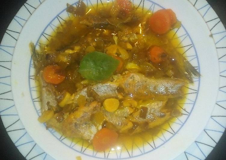 Bacaladillas con refrito de verduras al vino