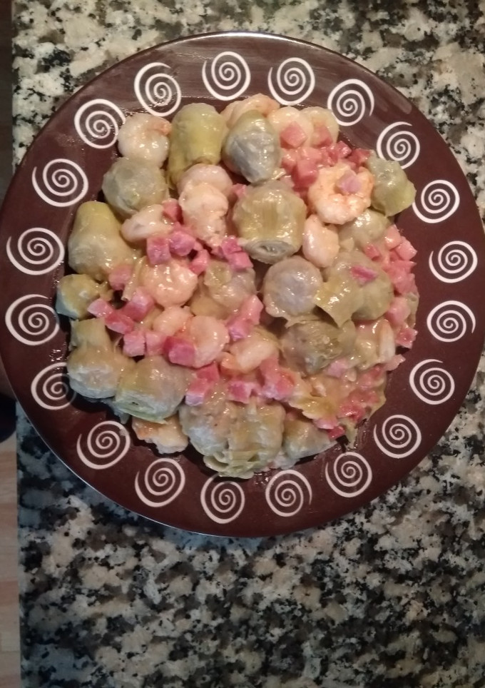 Una foto de Alcachofas con jamón y gambas