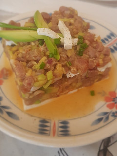 Una foto de Tartar de atún con aguacate