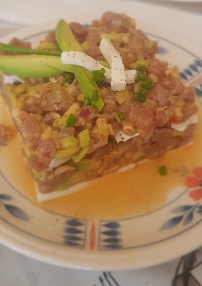Una foto de Tartar de atún con aguacate