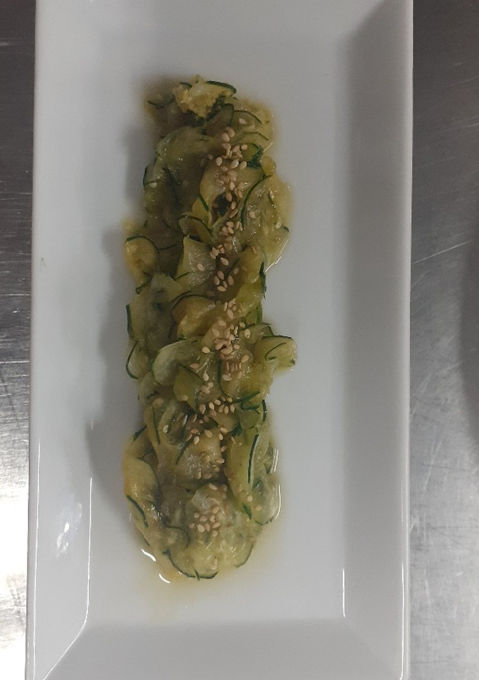 Una foto de Sunomono o ensalada japonesa