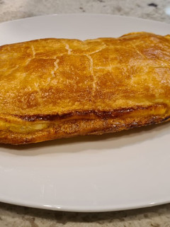 Una foto de Hojaldre relleno de carne picada y champiñones
