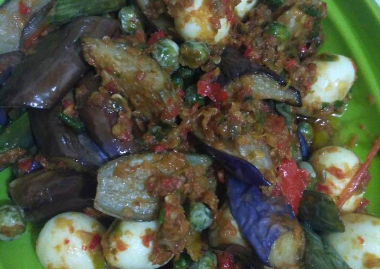 Bagaimana Menyiapkan Sambal terong telur puyuh Anti Gagal