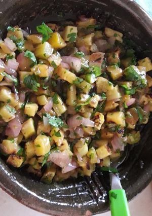 Una foto de Salsa de chiles tatemada con piña agua miel y cebolla morada