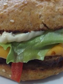 Gluténmentes hamburger barna rizslisztes buciban recept fotója
