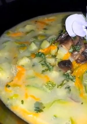 Una foto de Zuppa di fiori di zucca - Sopa de flor de calabaza