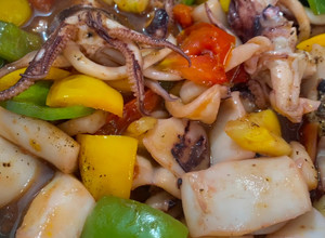 Hình của món Mực xào chua ngọt.