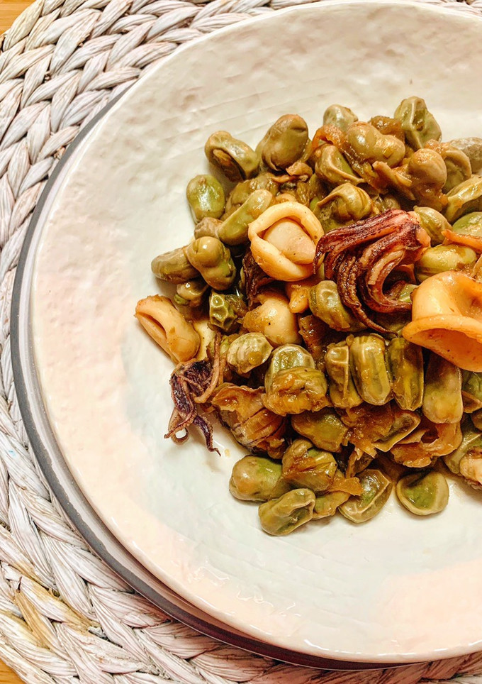 Una foto de Calamares encebollados con habas