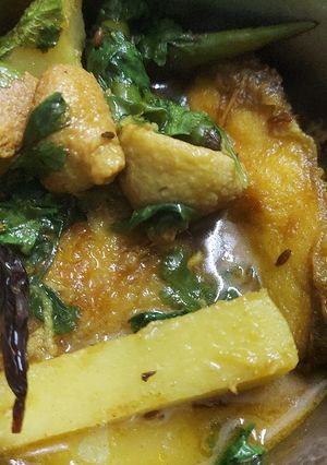 আলু বড়ি দিয়ে মাছের ঝোল.(alu bori diye macher jhol recipe in Bengali) রেসিপির প্রধান ছবি