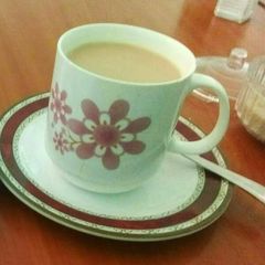 A picture of Milk Tea with soft cake.