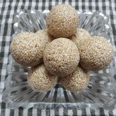 A picture of Sesame ladoo.