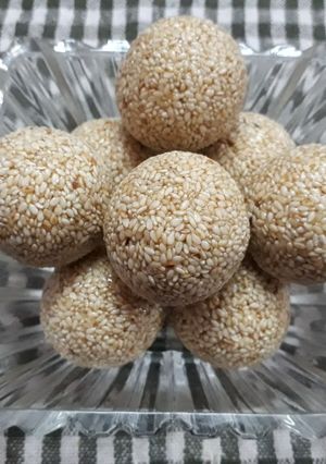 A picture of Sesame ladoo.