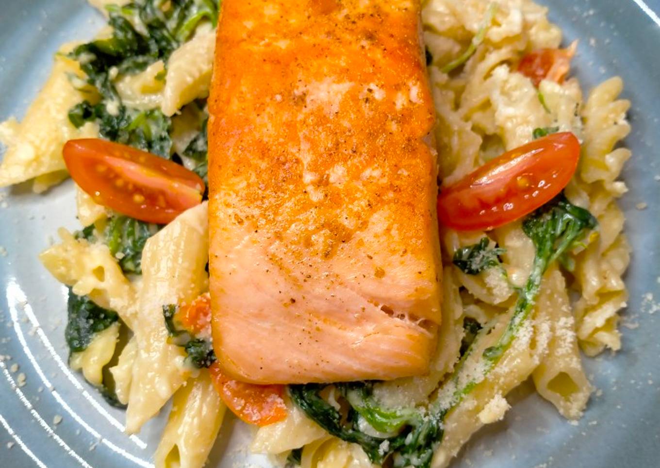 Pasta, Bayam dan Salmon Panggang