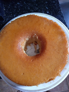Una foto de Budín de harina de maíz y coco