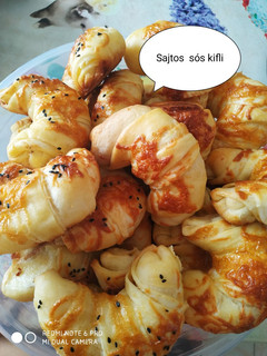 Sajtos sós kifli recept fotója