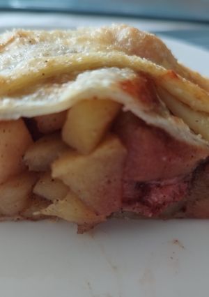 Una foto de Postre de manzana y frutillas