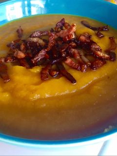Una foto de Puré de verduras con bacon crujiente