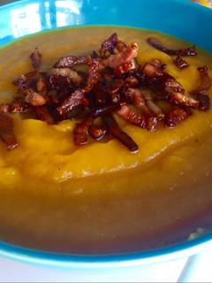 Una foto de Puré de verduras con bacon crujiente