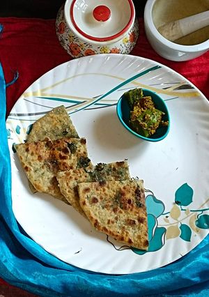 बथुआ पराठा (bathua Paratha recipe in hindi) रेसिपी मुख्य फोटो