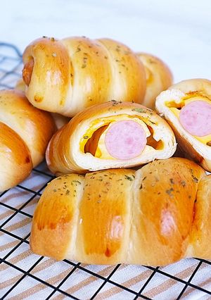 Foto resep Roti sosis keju ala bakery korea. Bahan roti cuma 3 macam