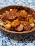 Chorizos con salsa, papa y fideos coditos
