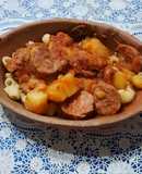 Chorizos con salsa, papa y fideos coditos